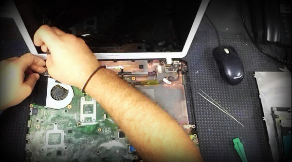 Φυσικός καθαρισμός laptop [video]