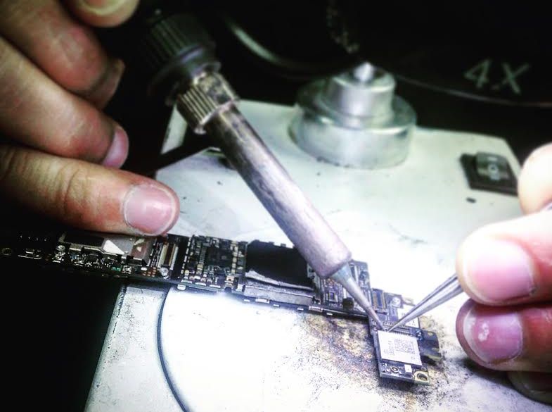 Επισκευή μητρικής πλακέτας σε iPhone