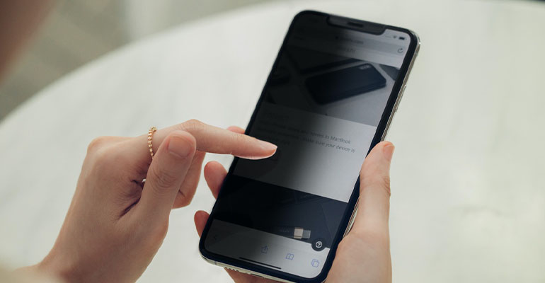 Πώς να κρατήσεις τα αδιακριτα βλεμματα μακριά από την οθόνη του κινητού σου